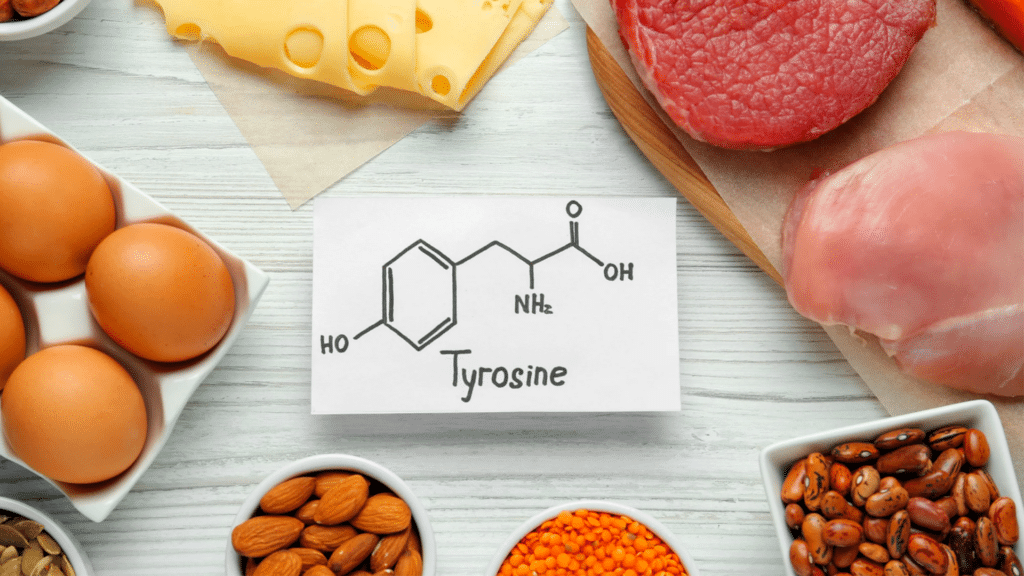 La L-tirosina è un aminoacido che il nostro corpo può produrre autonomamente, ma che
assumiamo anche attraverso l’alimentazione, soprattutto con cibi ricchi di proteine.