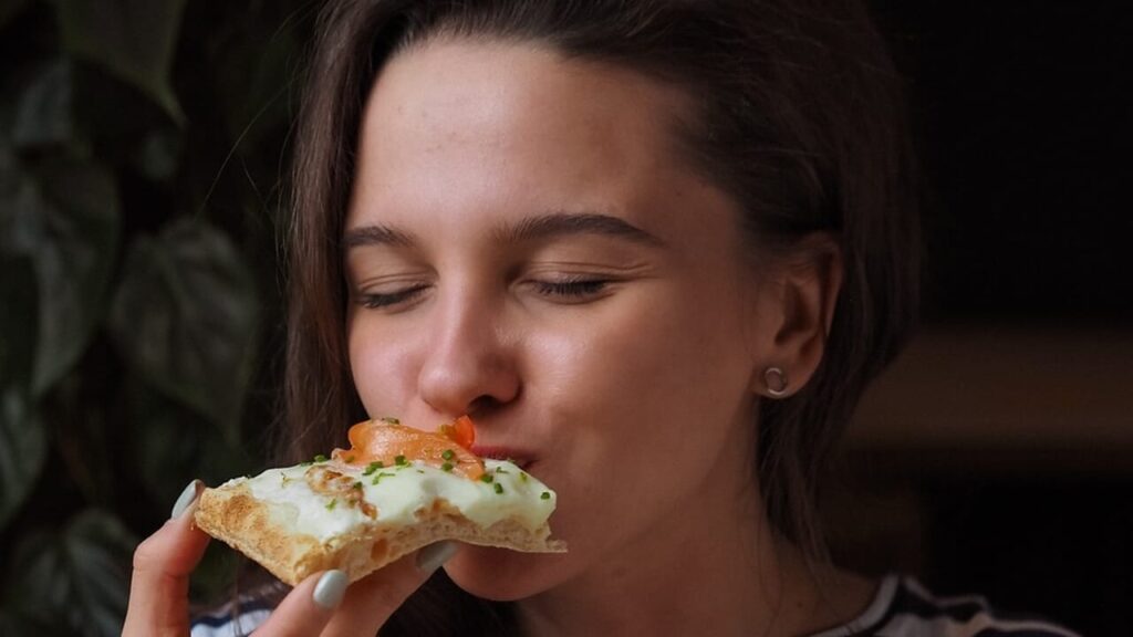 Mangiare con le mani: esistono benefici reali?